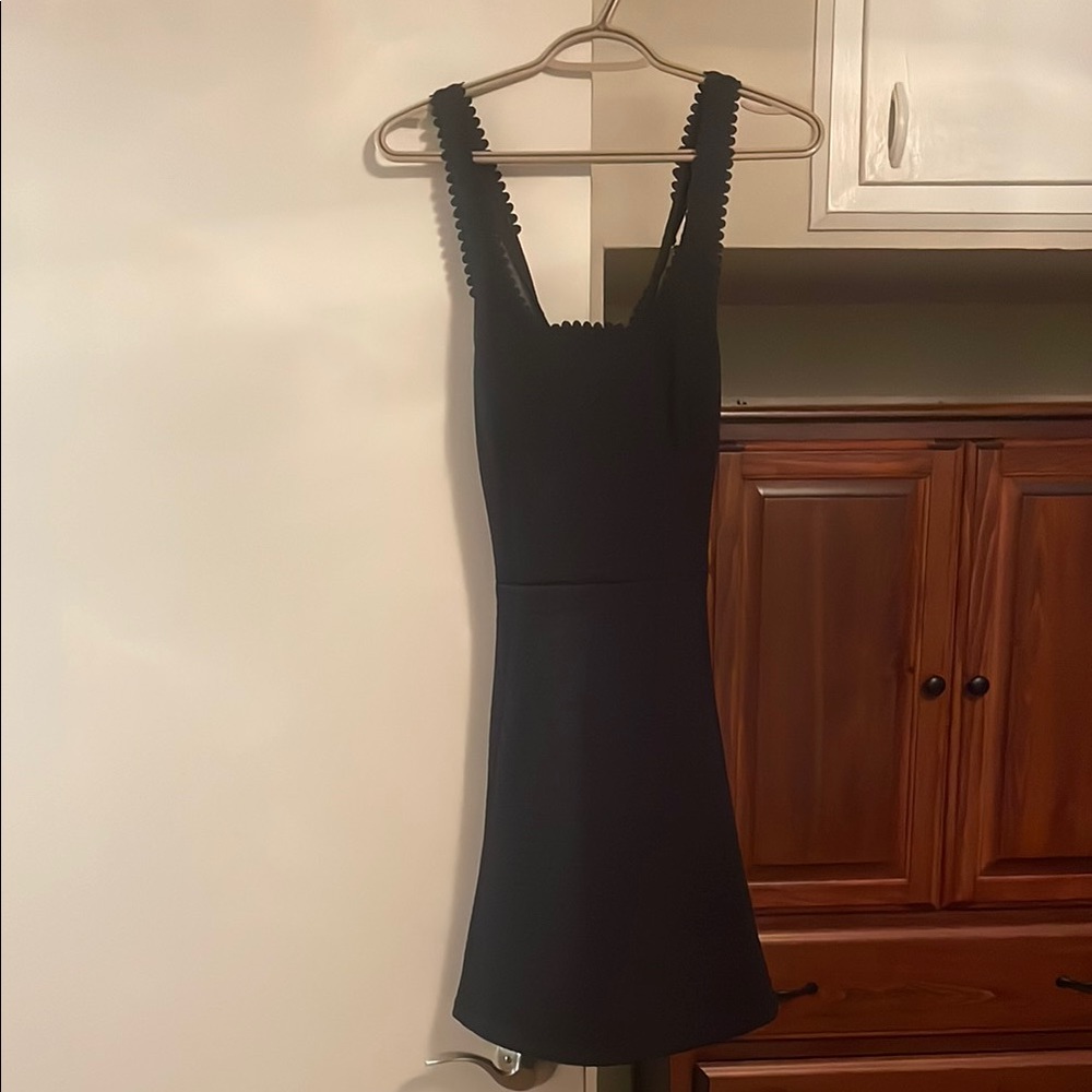 Elegant Black Sleeveless Dress - Picture 1 of 3